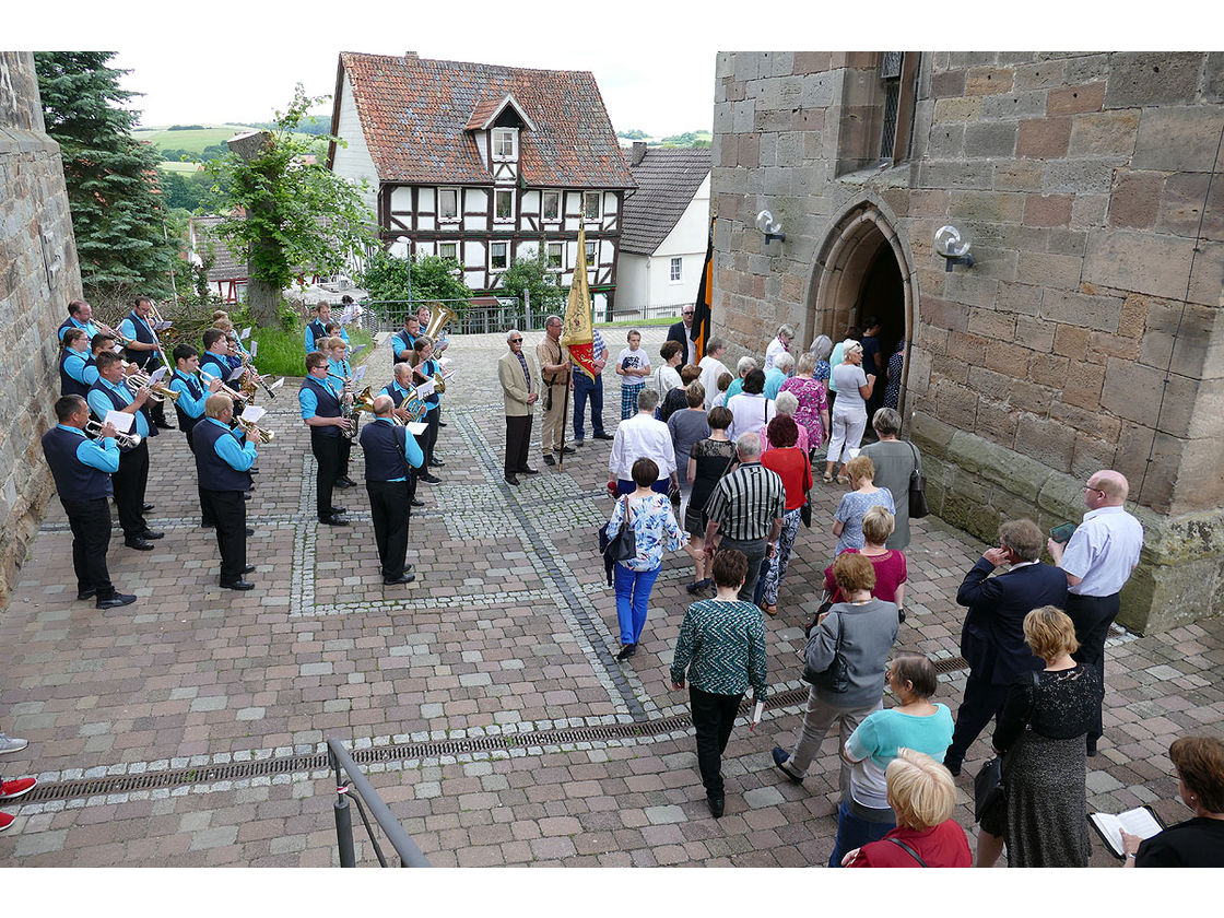 Fronleichnamsprozession durch die Straßen von Naumburg (Foto: Karl-Franz Thiede)